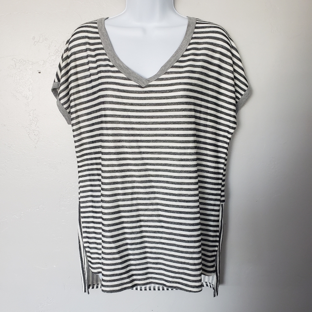 Mai Soli NWT Large Grey & White Striped Short Sleeve Shirt Step Hem V-neck Top